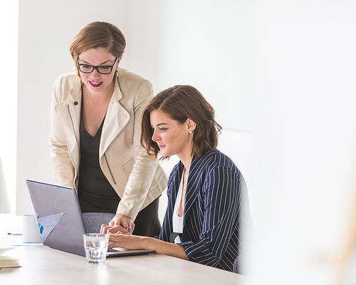 women-business-laptop-office